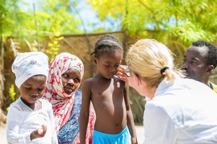 amandil5's tweet photo. Ci sono uomini e donne che a causa della povertà dei loro stati vorrebbero ma non possono vaccinarsi. 

Ci sono uomini e donne che pur vivendo in paesi ricchi con una marea di vaccini gratis non vogliono vaccinarsi. #vaccinoCovid #vaccini #COVID19 #covid #pandemia https://t.co/XhrvRL5mX8