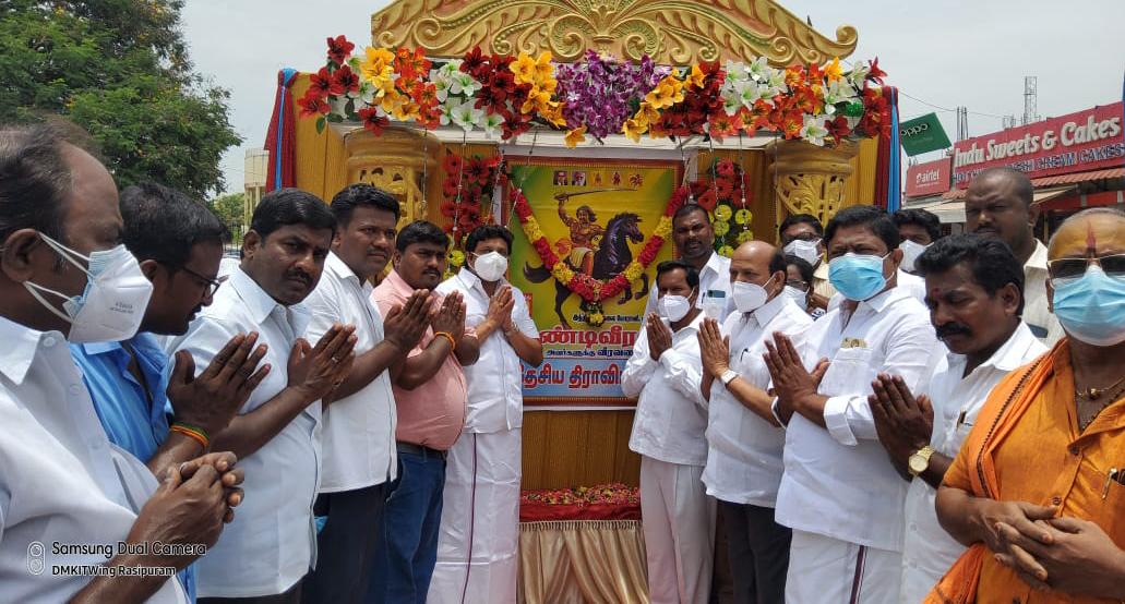 krnrajeshkumar's tweet photo. இராசிபுரம் நகரத்தில் சுதந்திர போராட்ட வீரர் ஒண்டிவீரன் அவர்களின் 250வது நினைவு நாளை முன்னிட்டு மாவட்ட பொறுப்பாளர் திரு.#கேஆர்என்_இராஜேஷ்குமார் அவர்கள் மாலை அணிவித்து மலர்தூவி மரியாதை செலுத்தினார்.
@arivalayam https://t.co/yYz8L1DdWP