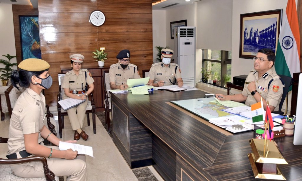 In a major step for staff welfare @CPDelhi Shri Rakesh Asthana today began Open House, heard out grievances of #DelhiPolice personnel & instructed for redressal. 40 personnel of all ranks met him in chamber. 'An emotional moment to sit in front of @CPDelhi', described a policeman