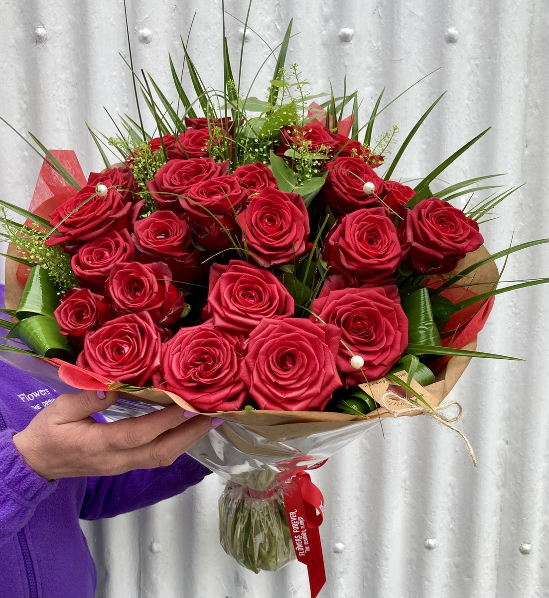 flowers4ever_ie's tweet photo. “Have you got that Friday Feeling “
#itsfriday #weekendvibes #enjoy #treatyourself #fresh #flowers #roses 🌹#gift 🎁#sweetscents #creative #designer #ilovelimerick 💚#madewith❤️#shoplocal ##homeofcreativefloristry 🏠 #flowersforeverlimerick https://t.co/X0BKf7x2BN