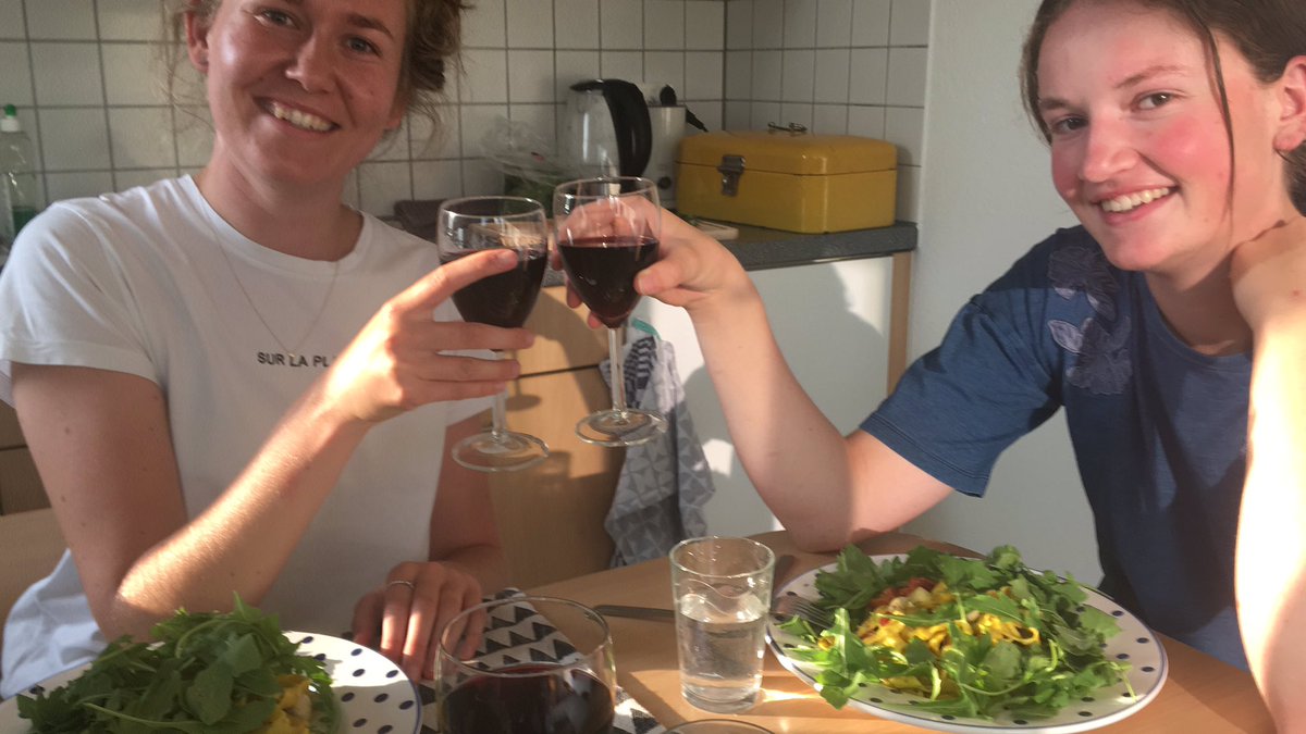 Anna-Matthea in haar nieuwe appartement in Zwitserland, waar ze gaat werken als verloskundige! 

Samen met Susannah het nieuwe appartement ingericht.