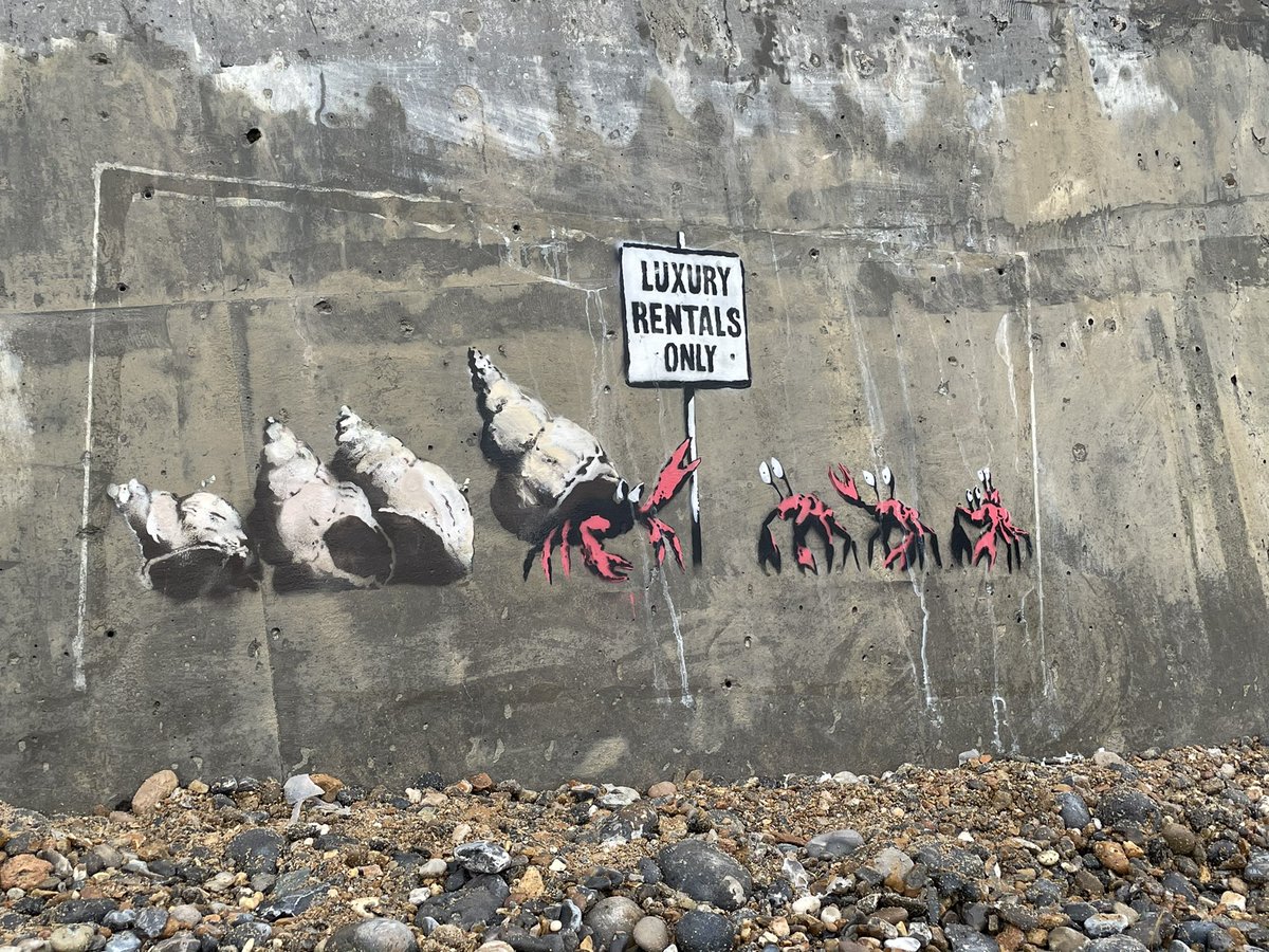 Catch of the day ! 🦀 
It’s not every day that you meet the legend that is <a href="/JLeeCrabstall/">J Lee Crabs</a> 

And feel so fortunate to see the restoration of #Cromer #Banksy Great work by <a href="/NorthNorfolkDC/">North Norfolk District Council</a> team 💯💕🦞