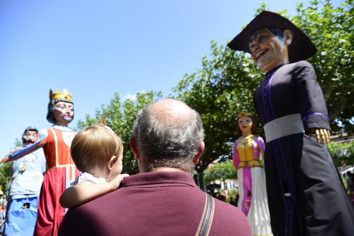 Los #GigantesyCabezudos vuelven a recorrer las calles de #AlcaláDeHenares desde el domingo y durante la última semana de agosto.

Visitarán todos los barrios de la ciudad con los recorridos que puedes consultar en el siguiente enlace 👇 
ayto-alcaladehenares.es/los-gigantes-y…
