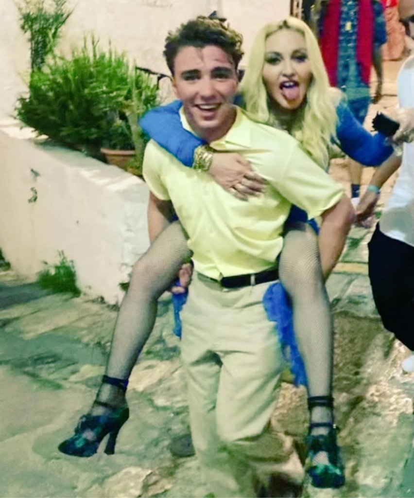 marygafro's tweet photo. #Queenbday #son #roccoritchie https://t.co/b26khiT4rG