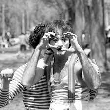 AlexOliveres's tweet image. En 1974 el fotógrafo Daniel Sorine tomó una serie de fotografías a dos mimos en Central Park. Al volver a ver esas imágenes 35 años después, descubrió para su sorpresa que uno de esos mismos era un por entonces joven y desconocido #RobinWilliams.