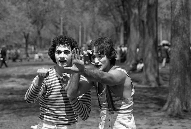 AlexOliveres's tweet image. En 1974 el fotógrafo Daniel Sorine tomó una serie de fotografías a dos mimos en Central Park. Al volver a ver esas imágenes 35 años después, descubrió para su sorpresa que uno de esos mismos era un por entonces joven y desconocido #RobinWilliams.