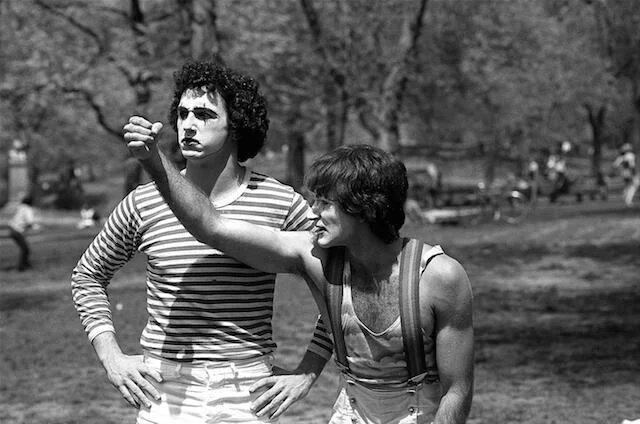 AlexOliveres's tweet image. En 1974 el fotógrafo Daniel Sorine tomó una serie de fotografías a dos mimos en Central Park. Al volver a ver esas imágenes 35 años después, descubrió para su sorpresa que uno de esos mismos era un por entonces joven y desconocido #RobinWilliams.