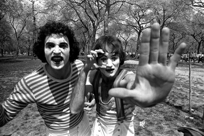 AlexOliveres's tweet image. En 1974 el fotógrafo Daniel Sorine tomó una serie de fotografías a dos mimos en Central Park. Al volver a ver esas imágenes 35 años después, descubrió para su sorpresa que uno de esos mismos era un por entonces joven y desconocido #RobinWilliams.