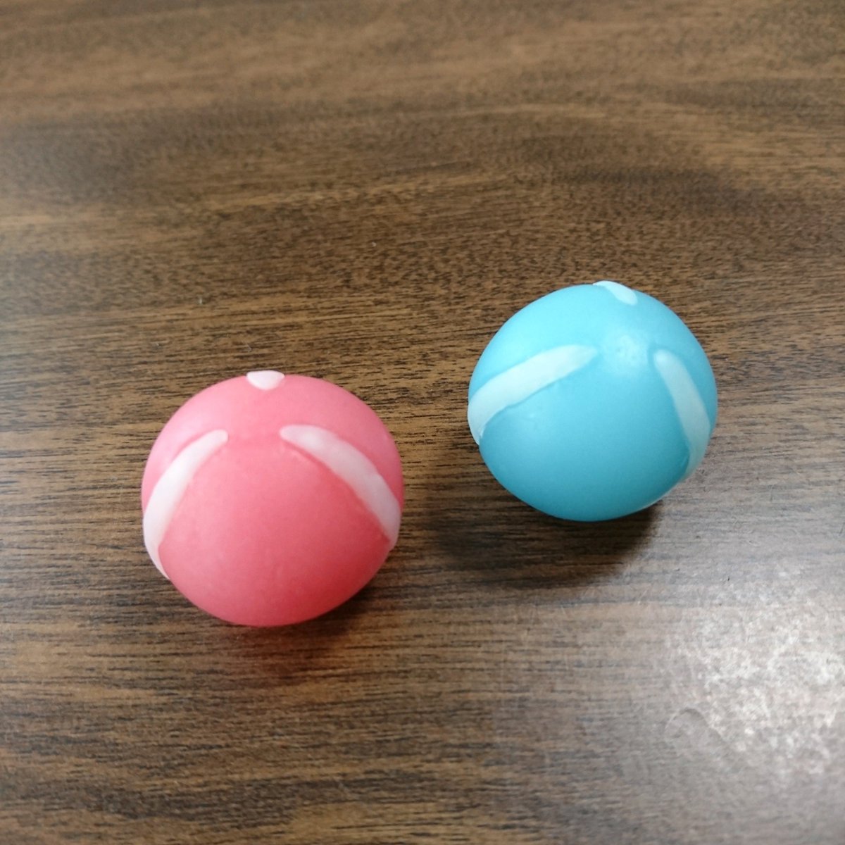 tsuno_mama's tweet photo. 実物サイズのみぞれ玉、経過報告です🍬
縮小と乾燥が進み、来週末位にはお砂糖パラりん出来そうです💡✨
ただ、どちらも現在約11gなので、ピアスにするには重たそう🤣
#スイーツ部
#ハンドメイド好きさんと繋がりたい
#ハンドメイド好きな人と繋がりたい
#TOAMI
#伽甘味
https://t.co/qgMvRntWKR https://t.co/MzVpO7RpjW