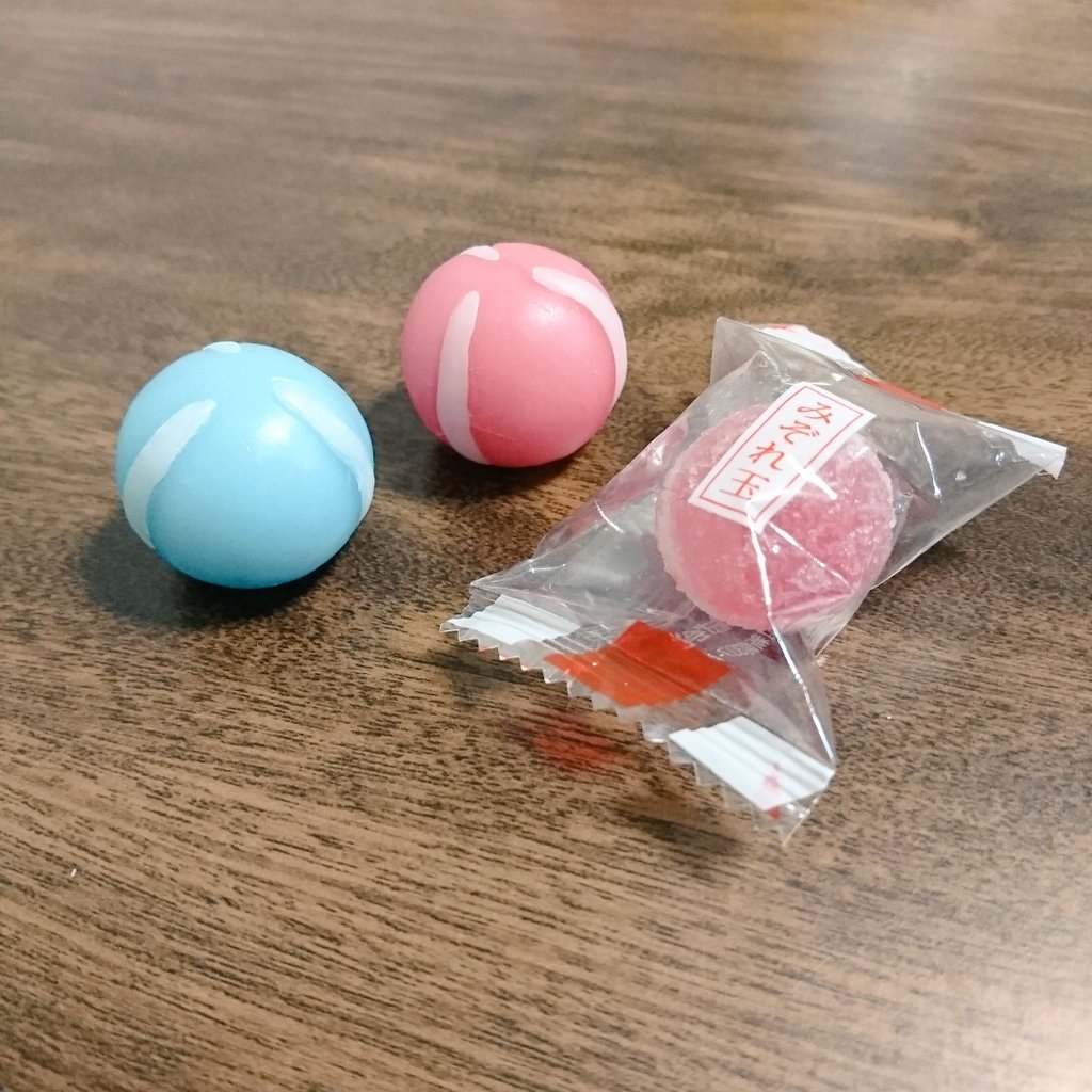 tsuno_mama's tweet photo. 実物サイズのみぞれ玉、経過報告です🍬
縮小と乾燥が進み、来週末位にはお砂糖パラりん出来そうです💡✨
ただ、どちらも現在約11gなので、ピアスにするには重たそう🤣
#スイーツ部
#ハンドメイド好きさんと繋がりたい
#ハンドメイド好きな人と繋がりたい
#TOAMI
#伽甘味
https://t.co/qgMvRntWKR https://t.co/MzVpO7RpjW