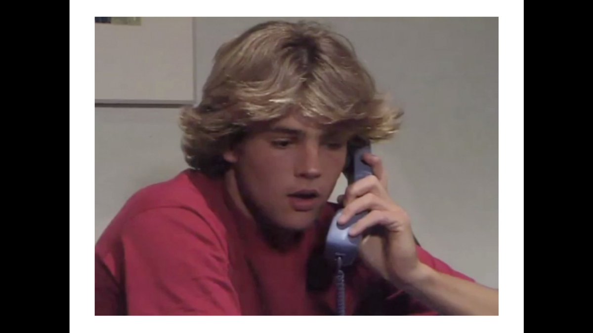 VHuizinga's tweet image. Doetie góóóéééd, onze Arnie 🤓

#homo 
#collegeshawl 
#hockeyfeesten

ed.nl/show/reinout-e…