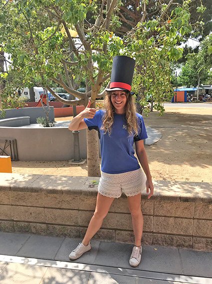 [ca]No montan escobas animadas pero son los magos de la animación. 
[es]No van en escombres animades però són els mags de l'animació. 
[en]They don't ride animated brooms but they are the magicians of animation.