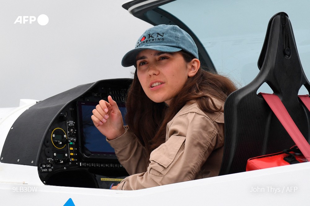 afpfr's tweet image. Un périple pour tutoyer les étoiles et peut-être battre un record : Zara Rutherford, une pilote de 19 ans, a décollé dans son avion biplace ultraléger pour un tour du monde à travers 52 pays et cinq continents

➡️u.afp.com/Urqp
#AFP #AFPgraphics