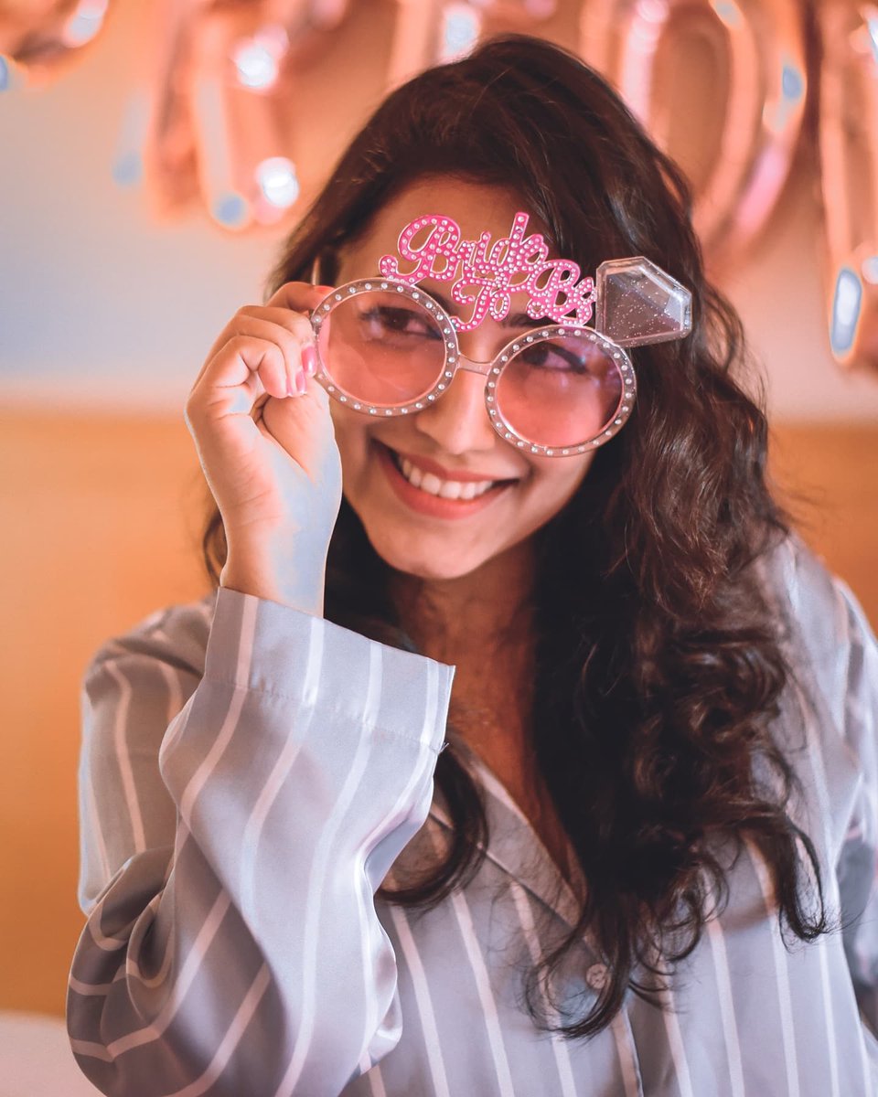 lokasoapp's tweet photo. Our bride-to-be looking Drop-dead gorgeous for her bachelorette😍✨❤️

BOOK YOUR SHOOT TODAY
Contact us: +917057541577 or visit us at https://t.co/9K2i8EZlHw LINK IN BIO
#sogoa #lokasoapp #lokasogoa #bachelorette https://t.co/cFXrEgWq6T