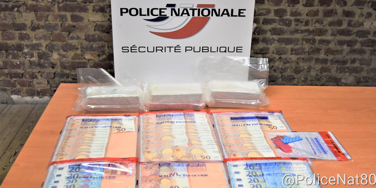 PoliceNat80's tweet photo. #ContreLesTrafics , #PlanAntiStups
Très belle prise cette semaine par #nospoliciers du commissariat d'Abbeville.
➡près de 3kg d'héroïne
➡️5000€
➡️1 véhicule saisi
➡️1 individu interpellé qui sera jugé en comparution immédiate. https://t.co/3XpTccQt7q