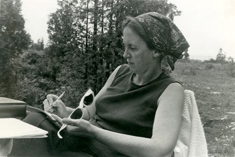 wearenewlocal's tweet photo. THREAD: Let's talk about... Elinor Ostrom!

A researcher who showed how communities solve real problems, "beyond markets and states".

The intellectual inspiration for our work on community power.

(this is what you get when you go on holiday and leave @stkaye the twitter keys) https://t.co/jUmH6pCyUA