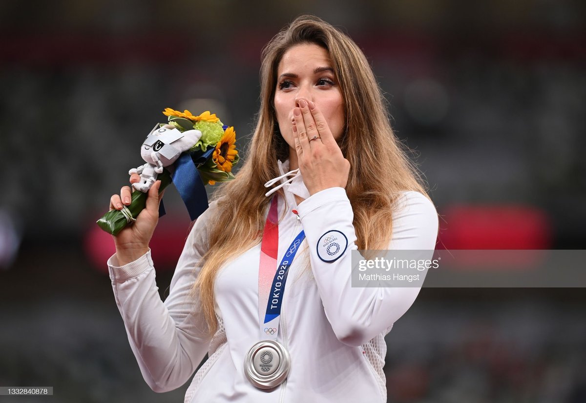 ainurohman's tweet photo. 2018: Didiagnosis kanker tulang. Mengalami cedera bahu yg pelik. 

2021: Bangkit, tampil luar biasa, raih perak lempar lembing #Tokyo2020

Seminggu Kemudian: Melelang medalinya utk membantu operasi jantung seorang bayi 8 bulan.

Jiwamu Indah sekali, Maria Magdalena Andrejczyk! https://t.co/25nJ7jTgBC