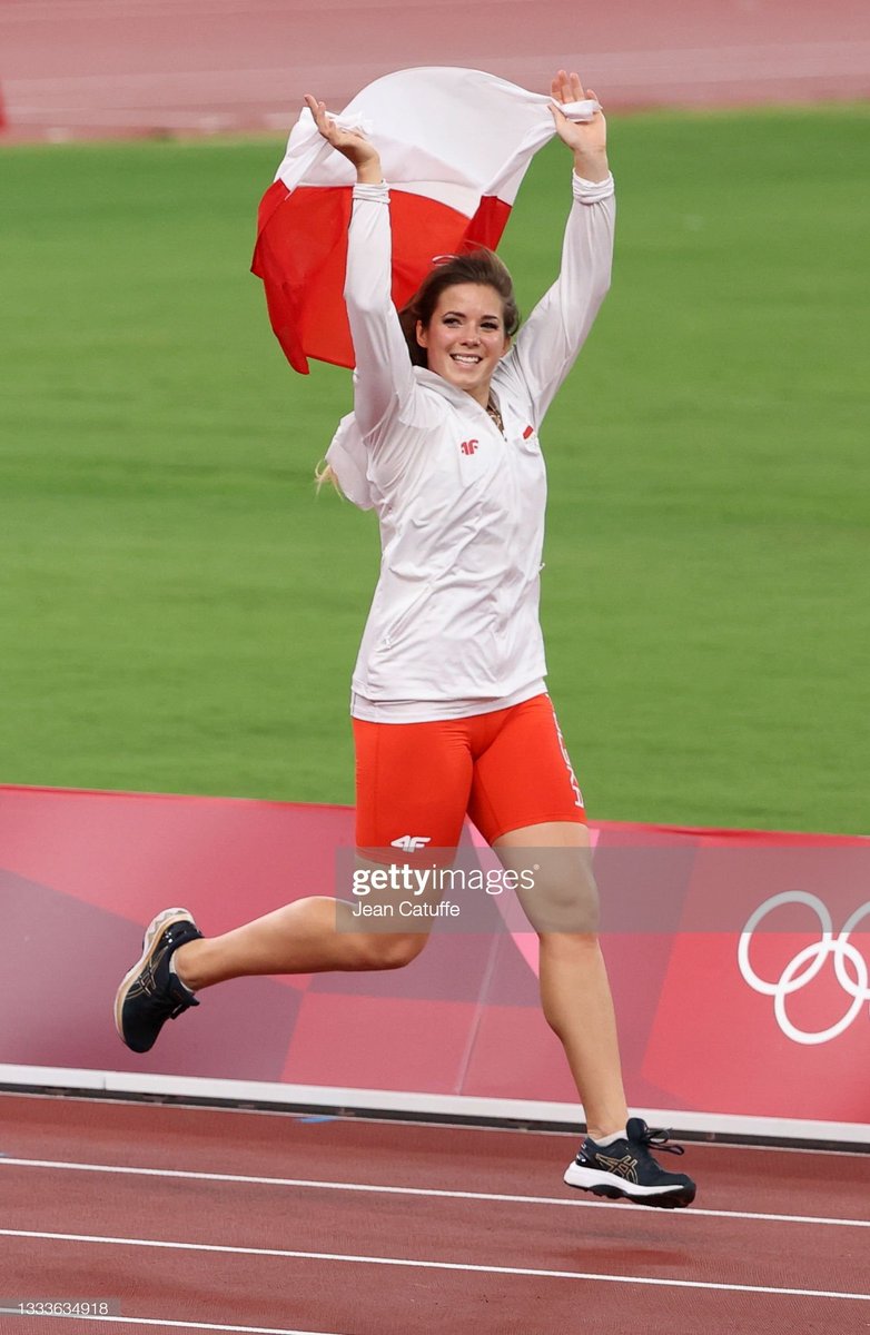 ainurohman's tweet photo. 2018: Didiagnosis kanker tulang. Mengalami cedera bahu yg pelik. 

2021: Bangkit, tampil luar biasa, raih perak lempar lembing #Tokyo2020

Seminggu Kemudian: Melelang medalinya utk membantu operasi jantung seorang bayi 8 bulan.

Jiwamu Indah sekali, Maria Magdalena Andrejczyk! https://t.co/25nJ7jTgBC