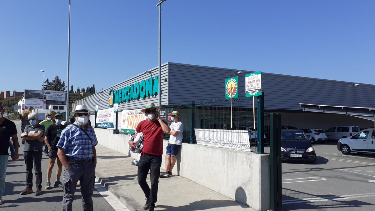 uniopagesos's tweet image. ✊ @uniopagesos, preparada per defensar el sector de la #llet davant de @Mercadona de #Vic nord per exigir a la gran distribució un #preujustperlallet!