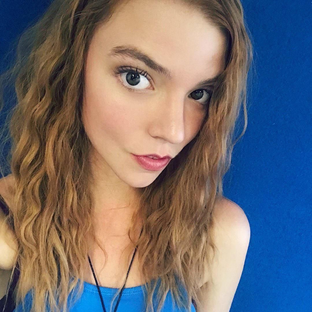 everyhouranya's tweet photo. anya taylor-joy in different hair colors https://t.co/oozd5h1eW7