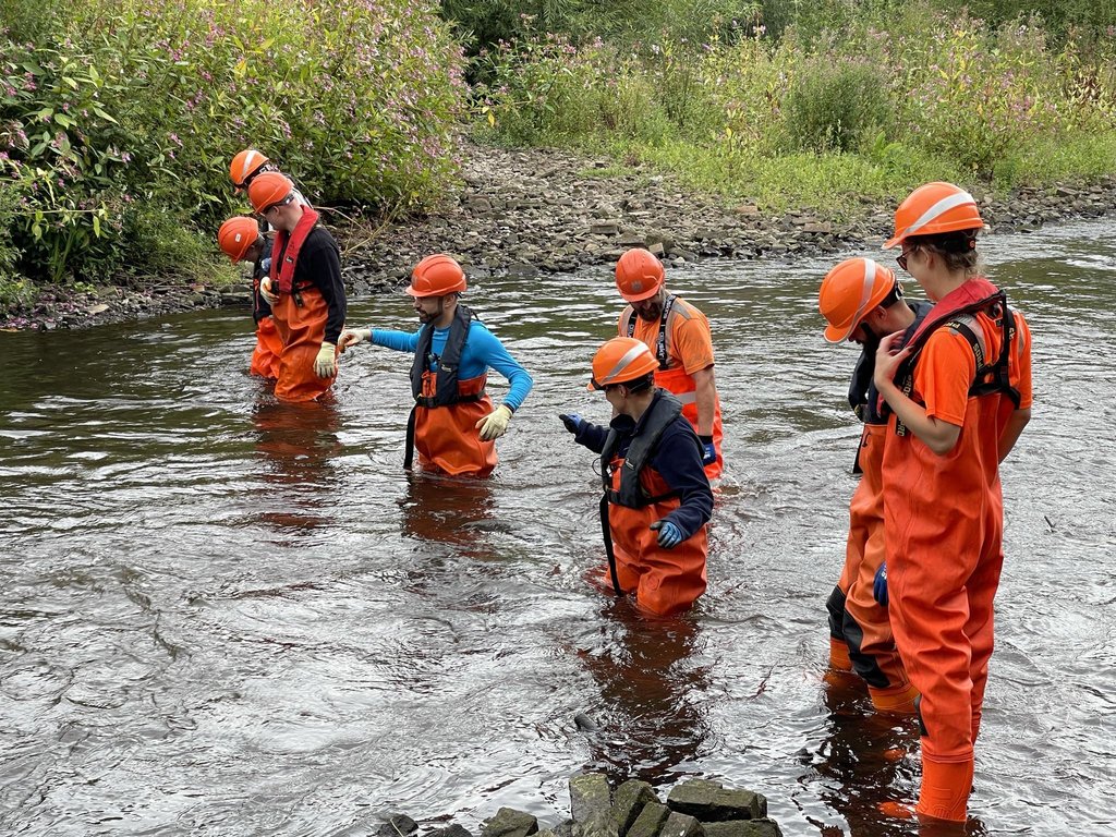 Grippleltd's tweet photo. Thank you to all our volunteers who helped with the River Don clean up at our Norfolk Bridge Works! 

Our team have been assisting the @RiverStewards clean up debris &amp; litter to enhance local habitats. 🌍

Read more: https://t.co/dPbjbtaao1

#Sheffield #ClimateChange #Enviroment https://t.co/EErGIUxf5D