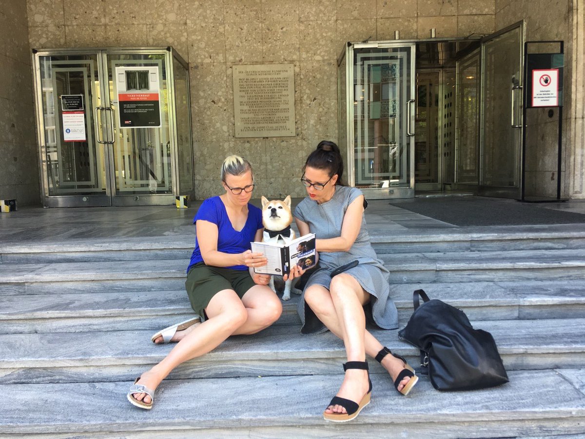 oe1digitalleben's tweet photo. Heute ein Lesetipp im #sommerpodcast: #insidefacebook basiert auf über 1000 Interviews zweier tech-Journalistinnen. Wir erfahren, wie #Zuckerberg reagierte als Mitarbeiter Frauen stallten und was vor dem Sturm aufs Kapitol bekannt war. https://t.co/vIVoTnqF9g https://t.co/QwE3TRlCAJ