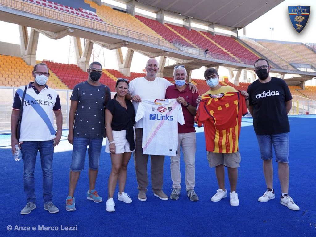 OfficialUSLecce's tweet photo. #USLecceProgram un'esperienza straordinaria per alcuni sottoscrittori del Program che hanno avuto la possibilità di visitare il Via del Mare ed assistere live all'allenamento congiunto di ieri pomeriggio. C'è tempo per sottoscrivere il Program fino al 27 agosto #avantilecce https://t.co/jnGBxygbFk