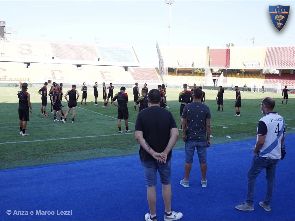 OfficialUSLecce's tweet photo. #USLecceProgram un'esperienza straordinaria per alcuni sottoscrittori del Program che hanno avuto la possibilità di visitare il Via del Mare ed assistere live all'allenamento congiunto di ieri pomeriggio. C'è tempo per sottoscrivere il Program fino al 27 agosto #avantilecce https://t.co/jnGBxygbFk