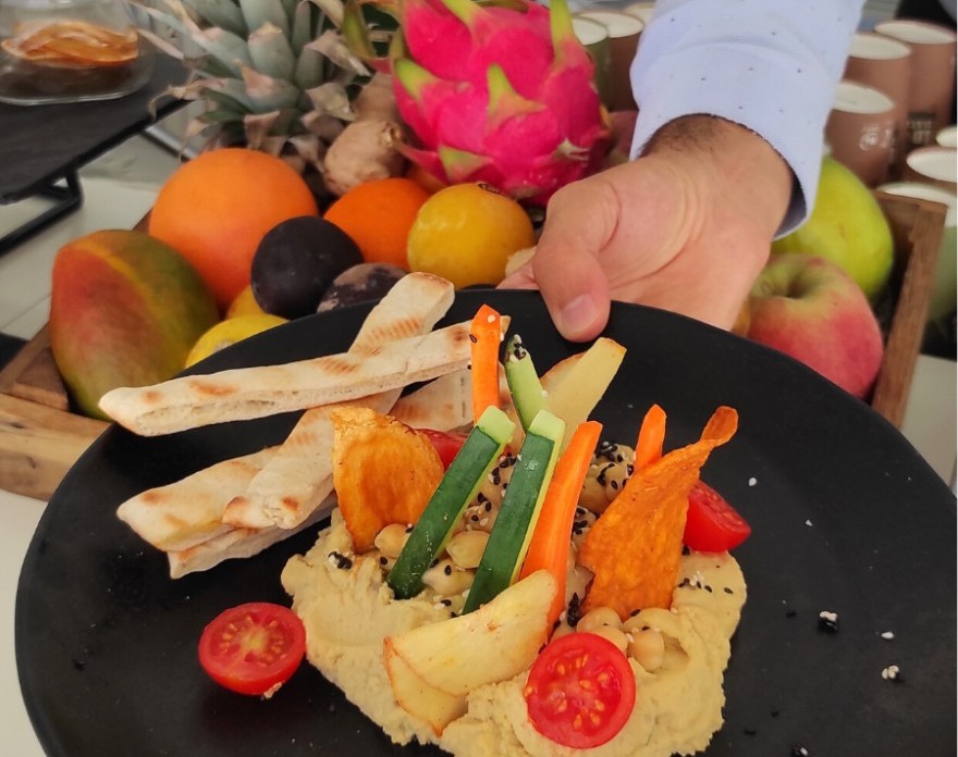 🌊Este fin de semana disfruta en Mosaico Aqua de un plato perfecto para el verano: nuestro delicioso Hummus de garbanzos con tomates cherry y chips de yuca 🍽️

#MosaicoAqua #MeliaLebreros #Hotel #Sevilla #Seville #WeekendMood