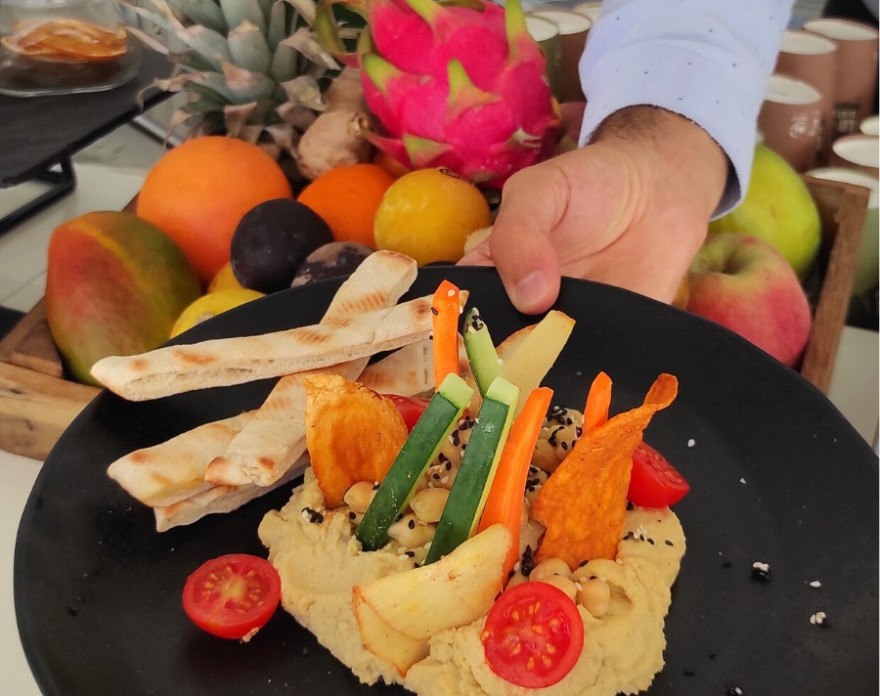 🌊Este fin de semana disfruta en Mosaico Aqua de un plato perfecto para el verano: nuestro delicioso Hummus de garbanzos con tomates cherry y chips de yuca 🍽️ #MosaicoAqua #MeliaLebreros #Hotel #Sevilla #Seville #WeekendMood