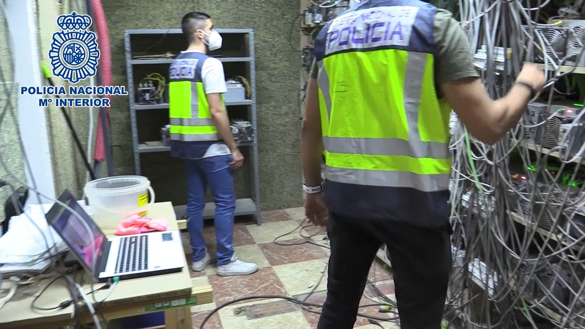 mmmendieta's tweet photo. Espectacular operación de la @policia para desmantelar en Yeles (Toledo) una granja de minado de criptomonedas, con 111 ordenadores conectados de forma ilegal al suministro eléctrico https://t.co/luAJNVKRLe https://t.co/cKXUVxmz2q