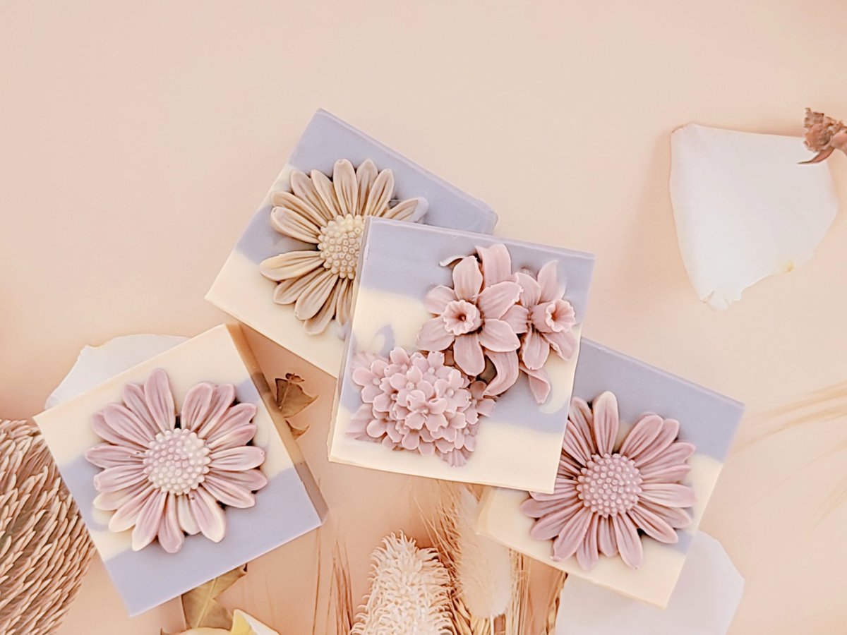 Chumuhandcraft1's tweet photo. 💐Floral Friday 
Beautiful purple pink flowers embedded in the simple swirl design. The bottom layer will be revealed later, I kinda love this concept. Because you can enjoy and have two cut appearances at a time. Hope these lovely flowers can brighten and make your day.
#cpsoap https://t.co/UOasuhiPtF