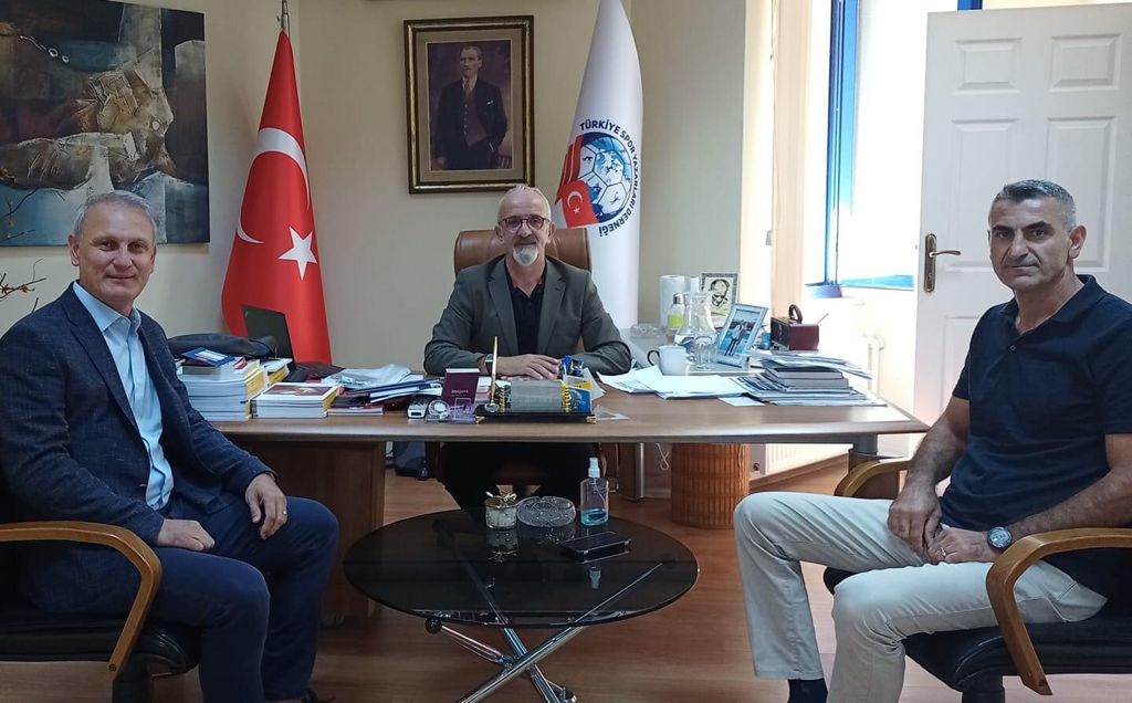 TSYD Ankara Şubesi'ni ziyaretimizde, Sayın Ercan Ata ile geçmişten günümüze hentbolun medya ile olan iletişimi, gelecekte ilişkileri güçlendirmek için neler yapılması gerektiği konusunda sohbet gerçekleştirdik. Misafirperverlikleri ve destekleri için Sayın Ata'ya teşekkür ederiz.