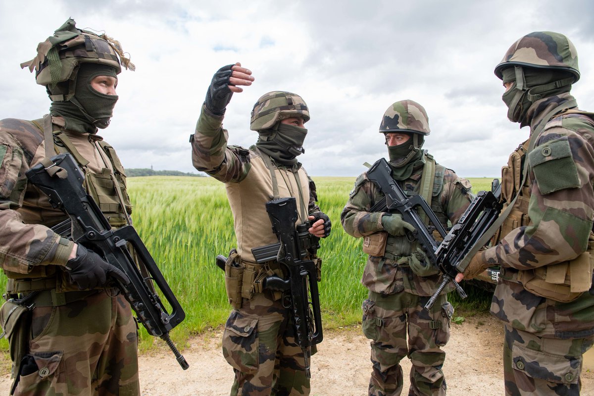 armeedeTerre's tweet photo. Dans sa #VisionStratégique, le @CEMAT_FR fait de la #RéserveTerre une de ses priorités.
Objectif : employer les #RéservistesOps plus efficacement et selon un large éventail de fonctions en proposant un cursus sur mesure et individualisé.

Notre dossier 👉https://t.co/G0TtcXwGQF https://t.co/ZAhFMmqaHB