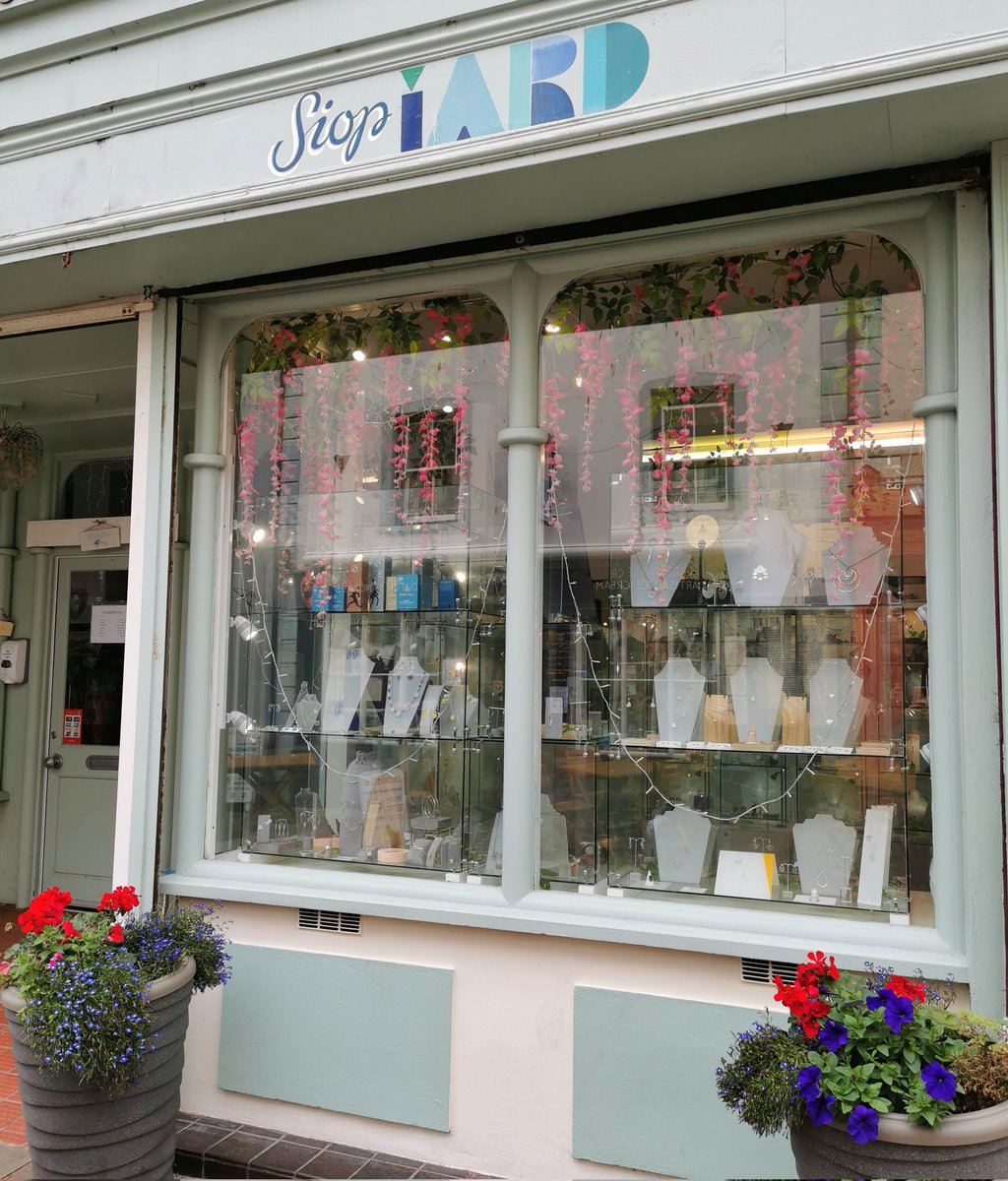 siopiard's tweet photo. Bore da! Good morning!
Ymwelwch â ni ddydd Llun- Sadwrn. Visit us Monday- Saturday. 10-5. https://t.co/8ahcSNuDBi
#siopiard #siopiardcaernarfon  #strydyplas #caernarfon #gemwaithcymreig #welshjewellery https://t.co/U7MkkCYsdy