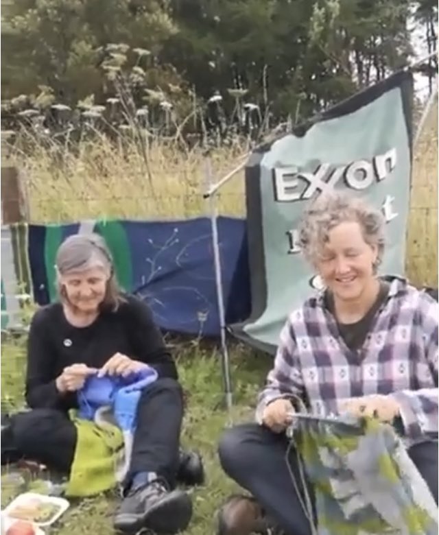 mum_pumpkin's tweet photo. @XrSouthEastUK @ScotlandXr @Exxon_Knew @pollutersout @ShaleMustFall @ende_gelande @ScotClimateCamp @XRebellionUK @Ggow_COP The #Exxon must die piece is quilted &amp; made by the amazing crafters from @StitchesFor 🧶🧵🔥🤩 Mass craftivism to put the earth centre stage at #COP26Glasgow #COP26 
More details at https://t.co/Lchh5nznWa #knitters4critters #TogetherKnits https://t.co/iMDDPr0MKT