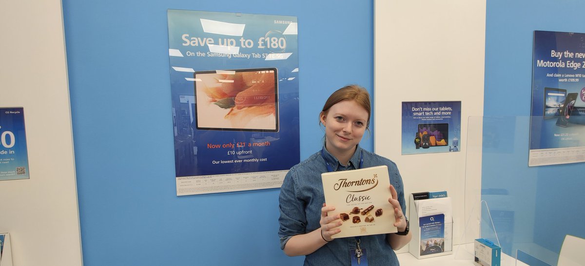 Fantastic customer service from <a href="/Hawkini161997/">Iris Hawkins</a> and some 🍫🍫 as a thank you from her customer, well done pal 👍🔥🔥💪 <a href="/lindasfjones/">Linda Jones</a> @PeaksShopping