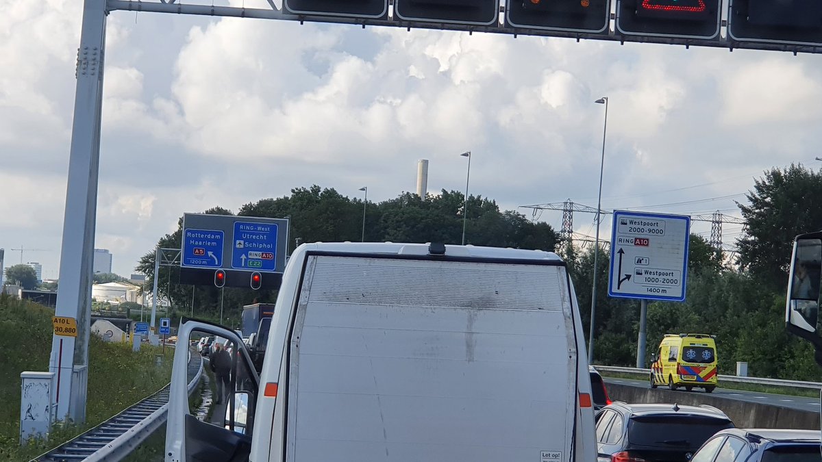 Lekker weer, vast op de #A10 voor die Coentunnel, vrachtwagen te hoog.