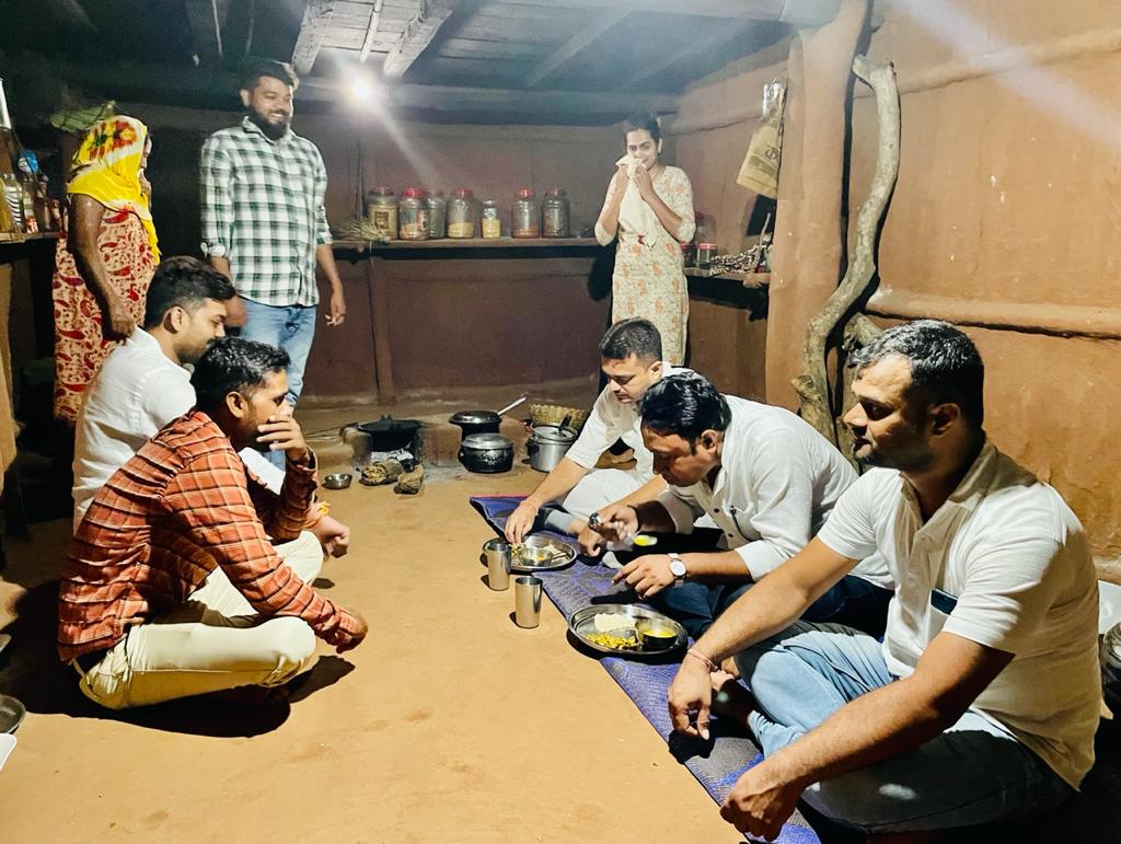 manish_singhIND's tweet photo. गुजरात प्रवास के दौरान अध्यक्ष @Tejasvi_Surya जी के निर्देश पर आदिवासी बहुल क्षेत्र के सबसे आखिरी मंडल व गुजरात के सबसे ऊंचे जंगलों के बीच,महाराष्ट्र बॉर्डर पास स्थित डीडियापारा मंडल में आदिवासी गांव में कार्यकर्ता के घर जाकर भोजन किया।
#लक्ष्य_अंत्योदय_प्रण_अंत्योदय_पथ_अंत्योदय https://t.co/ls9lSoElFx
