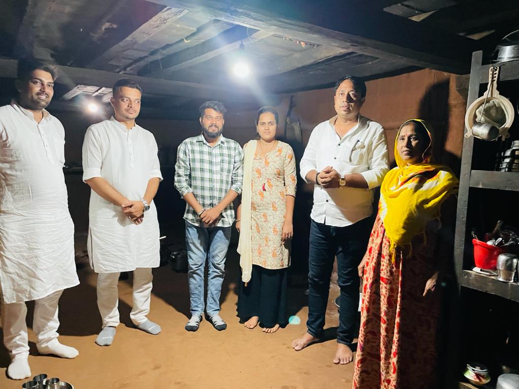manish_singhIND's tweet photo. गुजरात प्रवास के दौरान अध्यक्ष @Tejasvi_Surya जी के निर्देश पर आदिवासी बहुल क्षेत्र के सबसे आखिरी मंडल व गुजरात के सबसे ऊंचे जंगलों के बीच,महाराष्ट्र बॉर्डर पास स्थित डीडियापारा मंडल में आदिवासी गांव में कार्यकर्ता के घर जाकर भोजन किया।
#लक्ष्य_अंत्योदय_प्रण_अंत्योदय_पथ_अंत्योदय https://t.co/ls9lSoElFx