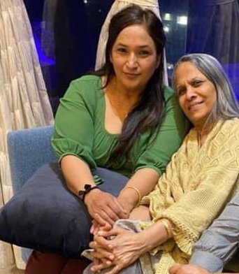 BedaTarrJaye's tweet photo. Since u saltys r presenting parallels of Sidharth wid his costars, labelling Shehnaaz only as one of them &amp; demeaning their bond,

I request u to kindly post parallels of this moments as well.
Hoping u to be well prepared!

If u succeed, then confront else just STFU😊

#SidNaaz https://t.co/MeMG9MGjb8