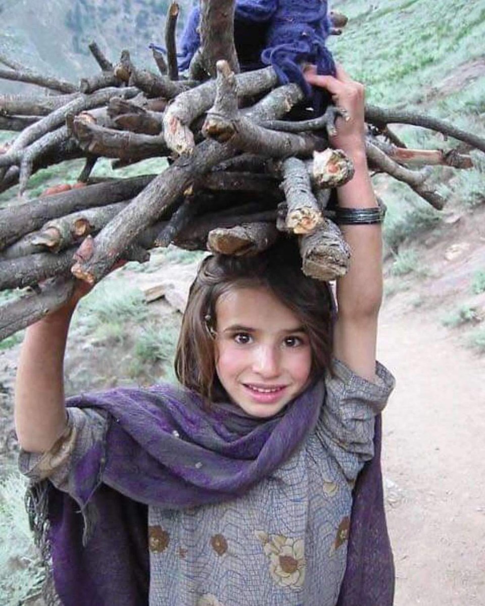 حمّالة الحُسن لا 
حمّالة الحطبِ
كأنّ صمت نظرتها 
أكوام  من العتب

عِقدٌ من الطيب لا 
حبل من اللهب
في حبكه الحد بين
الجد واللعب

وجه من النور 
في ليل مِشيتها
أشاح بالشمس ..
كأن الشمس لم تغبِ
فتبّت سنين الأسى
وتبّت أوجه التعبٕ

#حسن