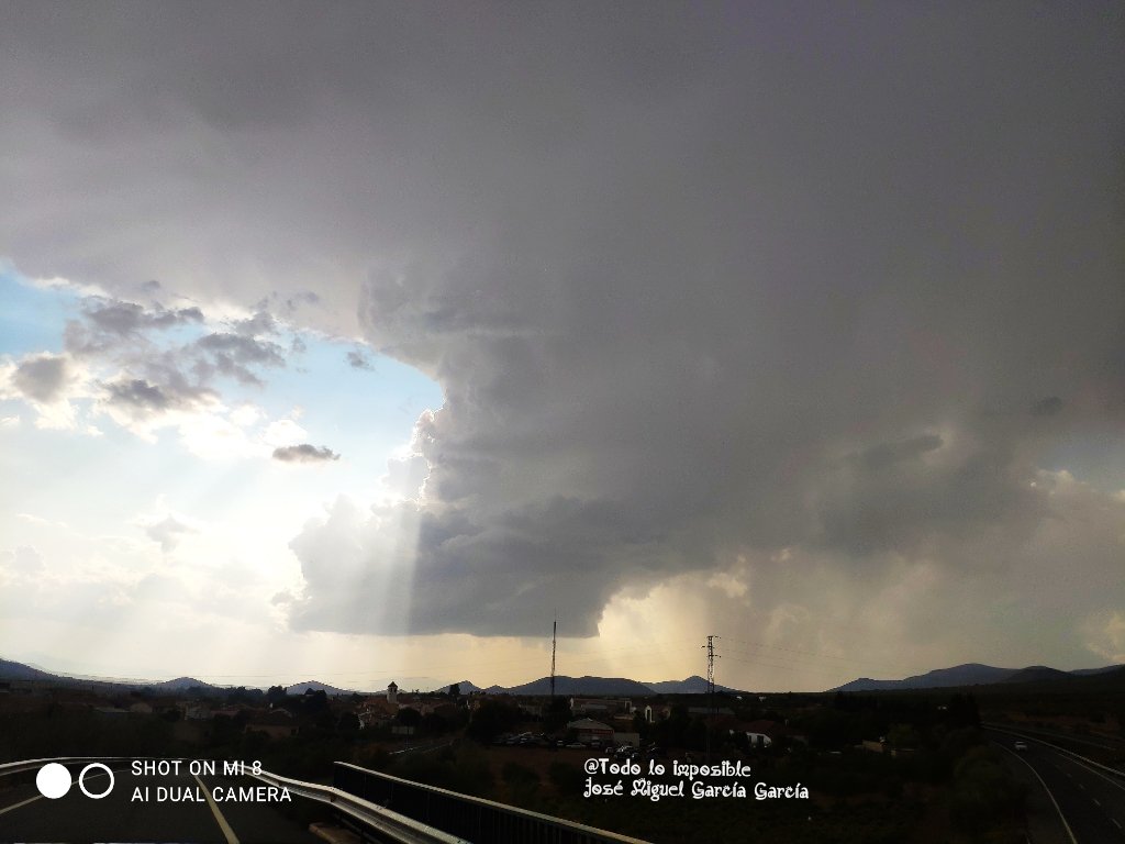josestormchaser's tweet photo. 19/8/21:
Evolucion #Supercelula surgida tras #Stormsplitting esta tarde, al pasar las vertientes, al lado de #cullar en #Granada.
Cogida de principio a colapso (45' aprox. En timelapses)
Perdón por la aberración de la firma del móvil, toque algo🤬🤬
@JAGfoto @JoseAQuirantes https://t.co/jyot8YQyNR