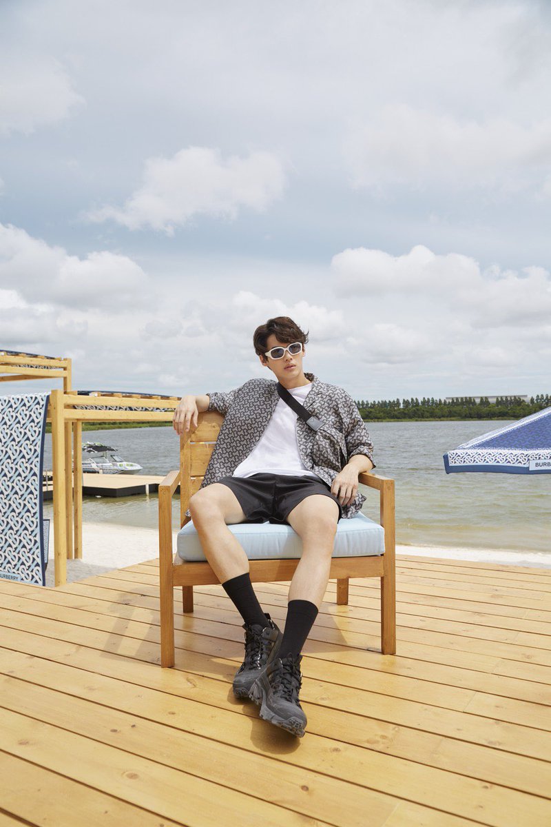 ELLEThailand's tweet photo. สองหนุ่ม ไบร์ท-วิน ในโททัลลุคจากคอลเล็กชั่นล่าสุดจาก @burberry อย่าง TB Summer Monogram ท่ามกลางบรรยากาศสุดชิลแต่เปี่ยมไปด้วยสไตล์เท่ๆ คูลๆ 

#Burberry #TBmonogram #bbrightvc #winmetawin #ไบร์ทวิน https://t.co/IsHxinf6nn