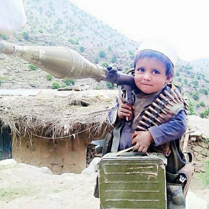 .

अफगानिस्तान में लॉकडाउन खत्म होने के बाद स्कूल जाता एक होनहार विद्यार्थी 😂

#अफ़ग़ानिस्तान