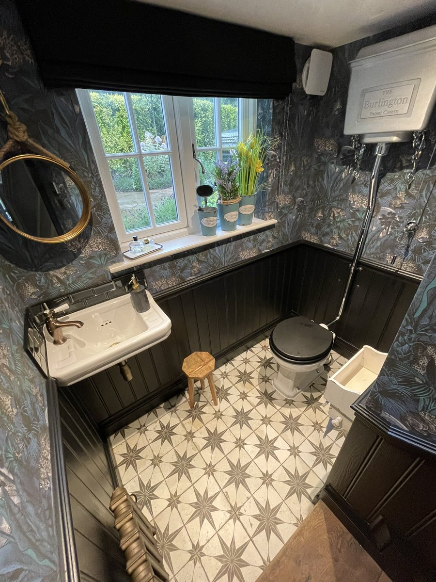 SonaliShah's tweet photo. 🚽 Downstairs loo reveal…
📷 The best thing about having a new iPhone is I can finally take photos of this tiny space with its ultra-wide lens!
#interiors #home #property #downstairstoilet #downstairsloo #downstairstoiletdecor #styledbysonali
https://t.co/YhzGmGtcas https://t.co/LX9X9NdJq3