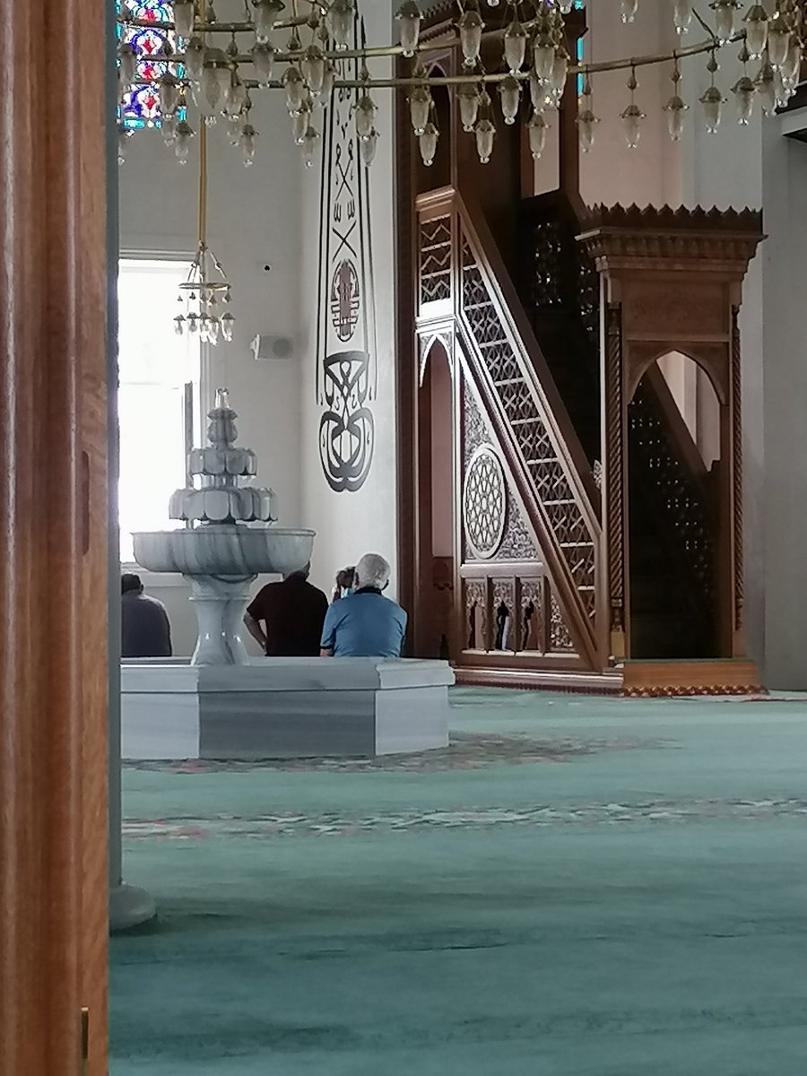 Cami içi şadırvanlar her daim serinlik verir. İlk defa geldiğim birr cami eski mimari günümüz modern mimari ile harmanlanmış. Sade ve şık