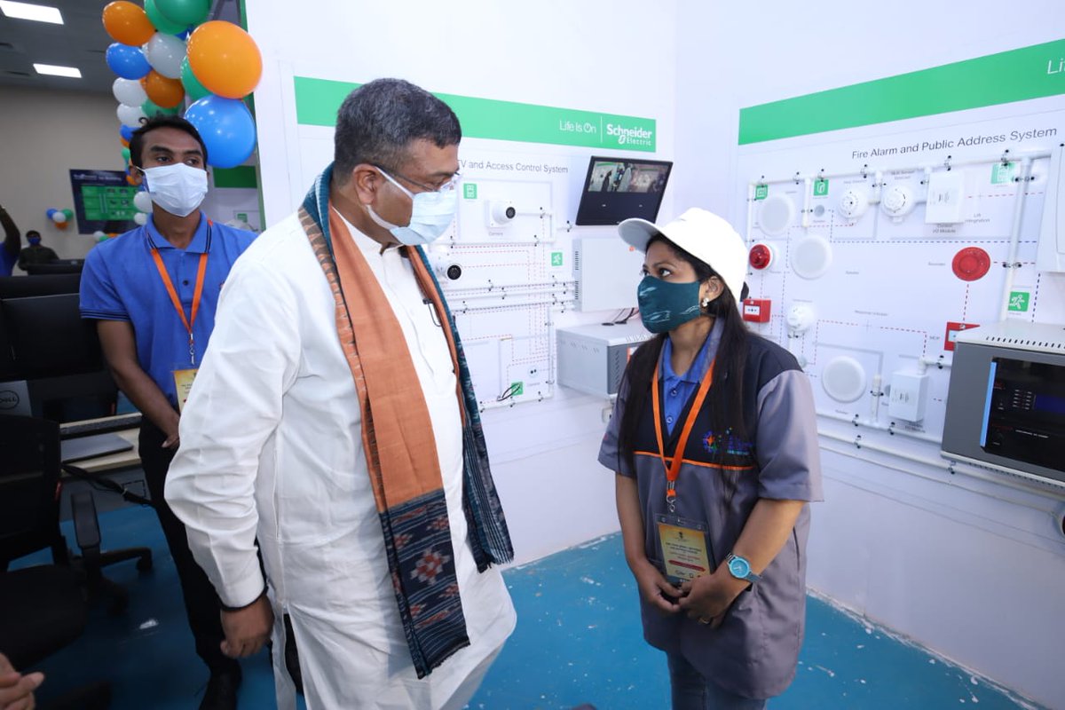 dpradhanbjp's tweet photo. ଓଡ଼ିଆ ଯୁବ ଇଞ୍ଜିନିୟର ଅନିଲ ପ୍ରଧାନ ଚାକିରି ନ କରି ନିଜ ଅଞ୍ଚଳର ଛାତ୍ରଛାତ୍ରୀମାନଙ୍କୁ କୁଶଳୀ କରିବା ଏହାର ଉତ୍କୃଷ୍ଟ ଉଦାହରଣ । ଅନିଲଙ୍କ ଠାରୁ ପ୍ରଶିକ୍ଷଣ ପାଇ ସାଇକେଲ ମେକାନିକ ଛାତ୍ର ଓ ତାଙ୍କ ଟିମ୍ ବିଦେଶରେ ସଫଳତା ହାସଲ କରିବା ନିଶ୍ଚିତ ଭାବରେ ଆଜିର ଶିକ୍ଷାନୁଷ୍ଠାନ ଓ ଯୁବପିଢ଼ିଙ୍କ ପାଇଁ ପ୍ରେରଣାଦାୟୀ । https://t.co/7etRrCNtQm