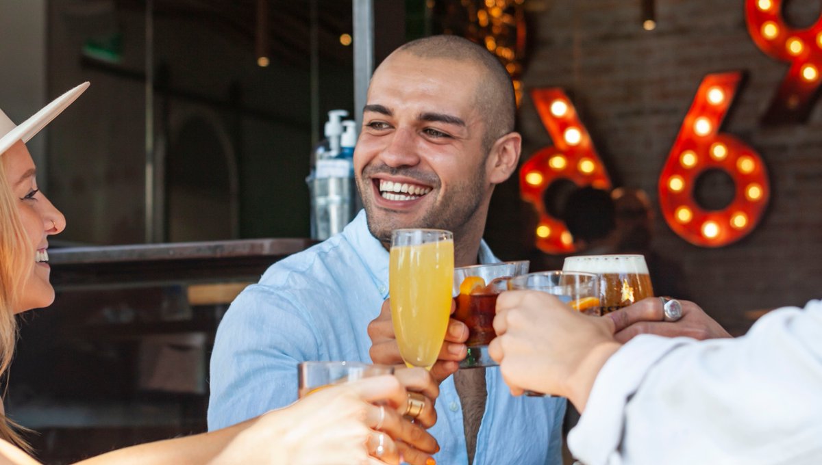 Por fin Viernes y el cuerpo lo sabe🕺🏽💃🏻. disfruta de toda nuestra carta de cócteles y comida 100% Plant Based y todo esto en una acogedora terraza de la Barceloneta 🌴