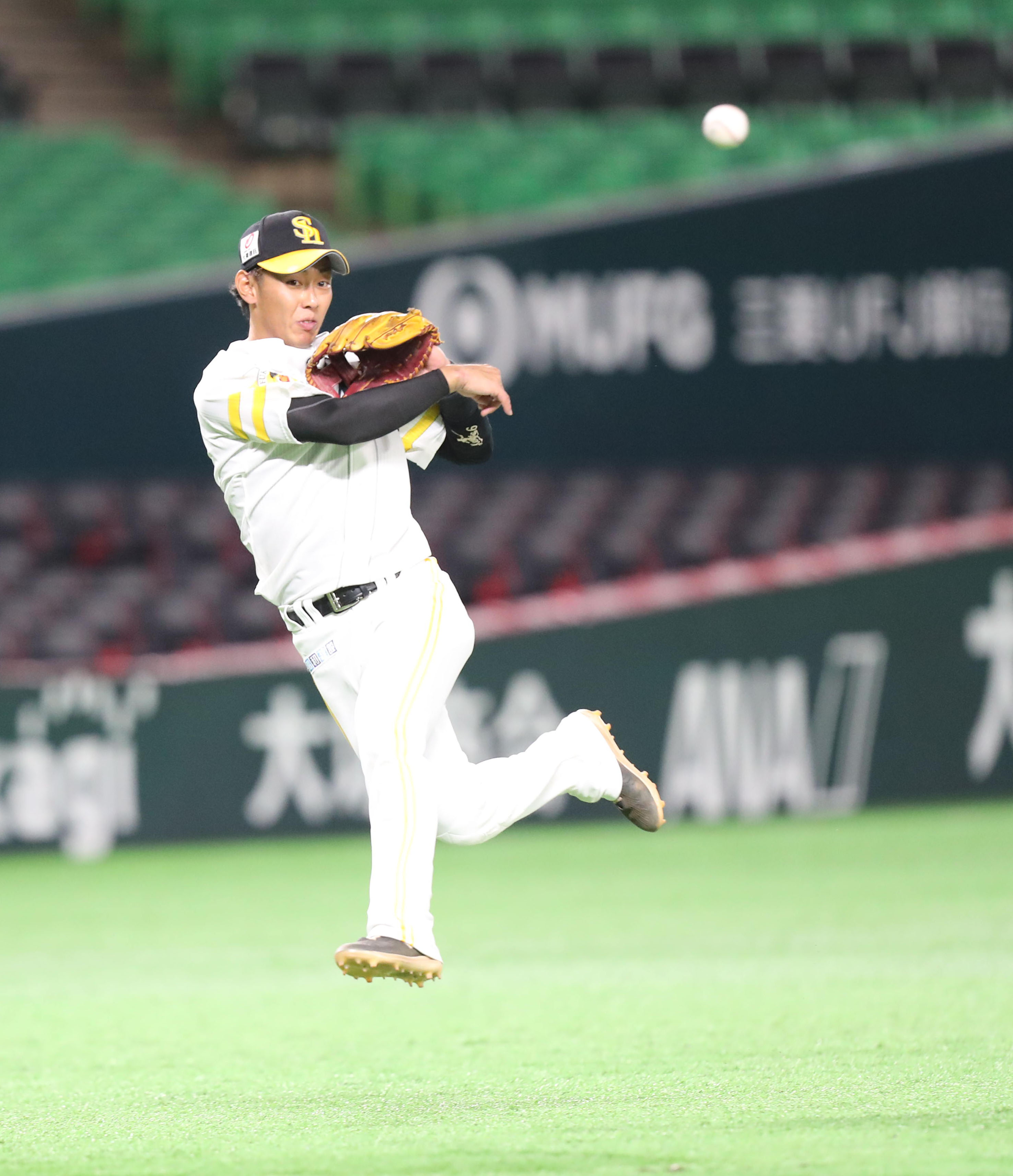 日刊スポーツ ソフトバンク担当 ソフトバンク ロッテ 14回戦 今宮健太 選手の華麗な送球を連続写真で Sbhawks T Co J0ofciep5y Twitter